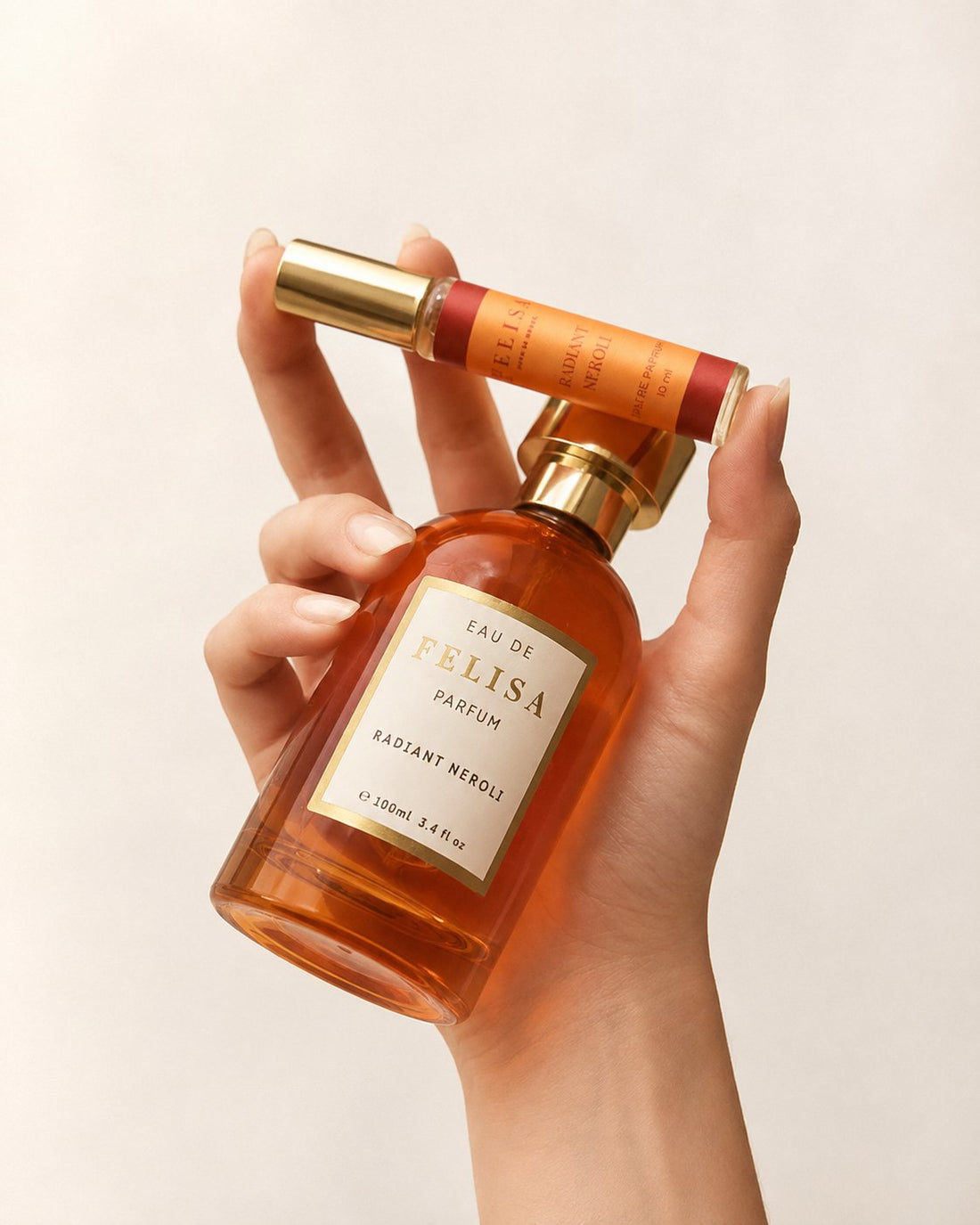 Frascos do perfume Radiant Neroli da Felisa Beauty em composição ambientada, ilustrando a opção leve e cítrica do guarda-roupa olfativo para o dia a dia