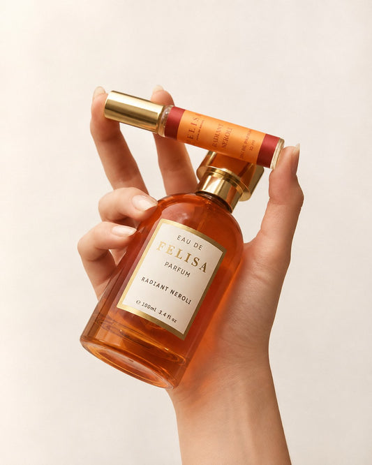 Frascos do perfume Radiant Neroli da Felisa Beauty em composição ambientada, ilustrando a opção leve e cítrica do guarda-roupa olfativo para o dia a dia