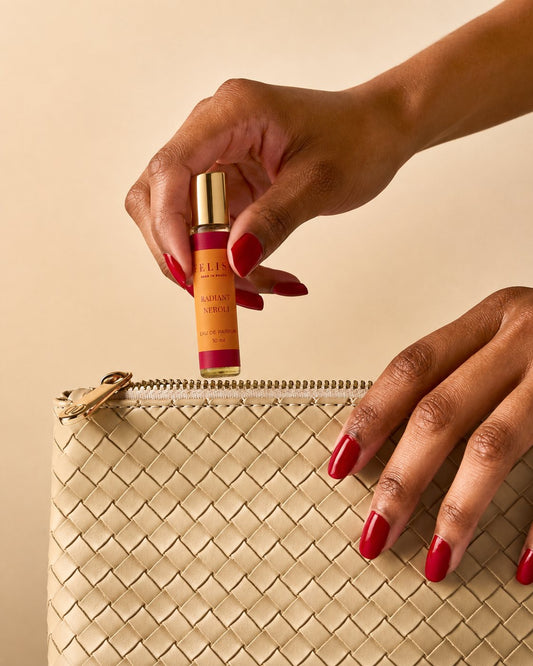Frasco miniatura de 10ml do perfume Radiant Neroli da Felisa Beauty em composição ambientada, mostrando o formato portátil das fragrâncias