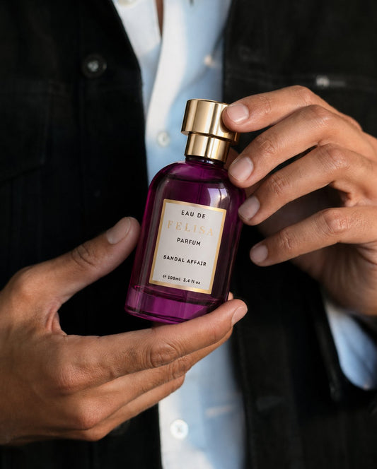 Homem segurando o frasco do perfume Sandal Affair, perfumaria de nicho brasileira de luxo Felisa Beauty
