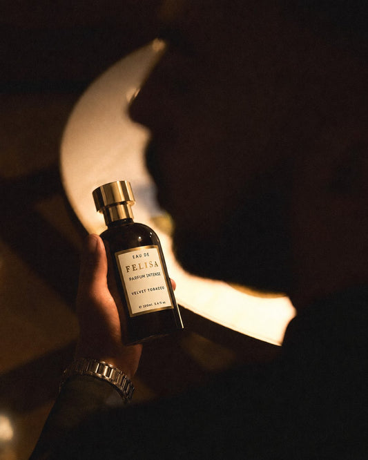 Composição conceitual ambientada com modelo para o perfume Velvet Tobacco, Felisa Beauty, perfumaria de nicho brasileira de luxo