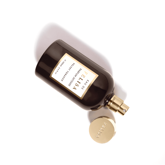 Frasco de Velvet Tobacco Eau de Parfum Intense da Felisa Beauty, perfume amadeirado com mel, tabaco e couro, perfumaria de nicho brasileira de luxo