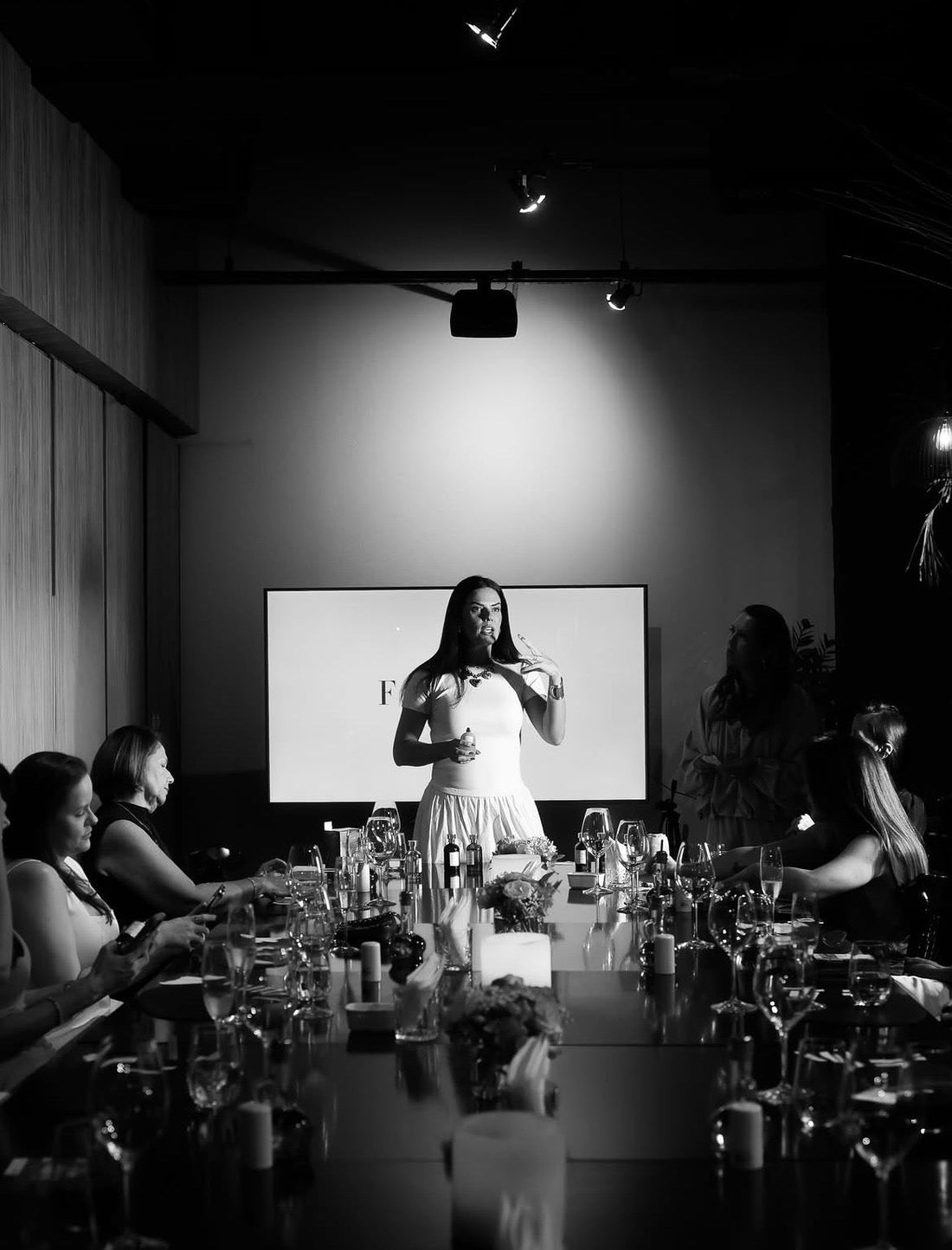 Fernanda Orcioli apresenta a Felisa durante o FELISA On Tour em Brasília, na B.stories Perfumaria, com convidadas ao redor da mesa