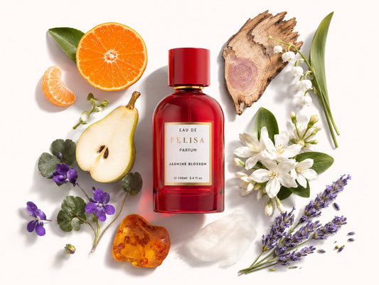 Frasco de Jasmine Blossom rodeado pelos ingredientes reais da composição: jasmim sambac, mandarina, pera, lavanda, âmbar e madeira de cedro