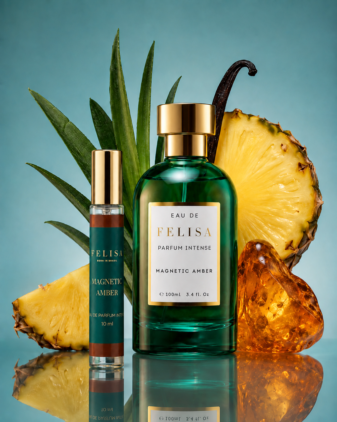 Frascos de 100ml e miniatura de 10ml do Magnetic Amber Eau de Parfum Intense, ambientados com abacaxi, folhas e baunilha - Felisa Beauty, perfumaria de nicho brasileira de luxo