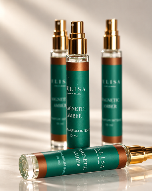 Quatro frascos de Magnetic Amber Eau de Parfum Intense no formato 10 ml, lado a lado sobre superfície de mármore iluminada por luz natural.