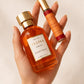 [lifestyle] frascos miniatura 10ml e 100ml lado a lado, em composicao ambientada - perfume Radiant Neroli, Felisa Beauty, perfumaria de nicho brasileira de luxo