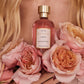 [lifestyle] mulher segurando rosas ao lado do frasco do perfume - perfume Majestic Rose, Felisa Beauty, perfumaria de nicho brasileira de luxo